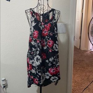 Cute sleeveless top ****1 button missing***